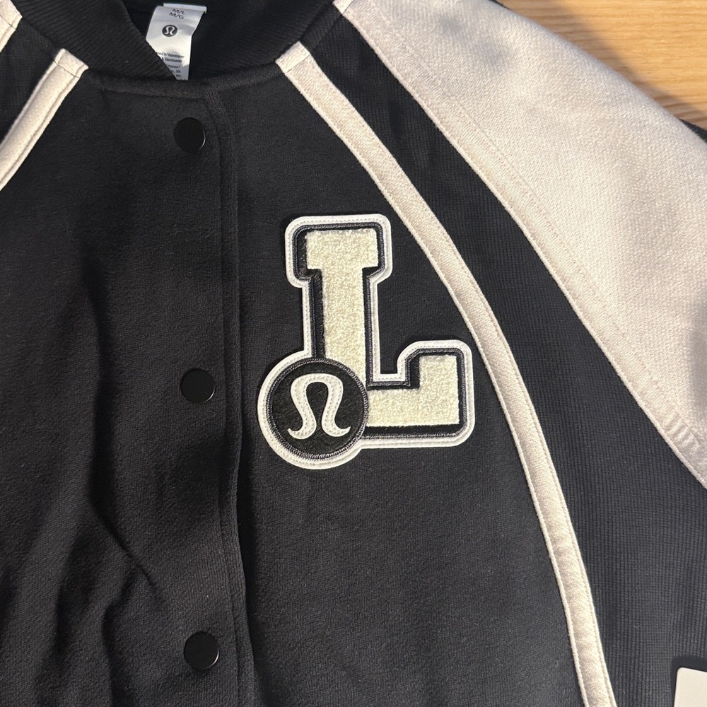 NWT $168 lululemon Scuba Oversized Collegiate Jacket
Graphic M/L - Picture 6 of 10